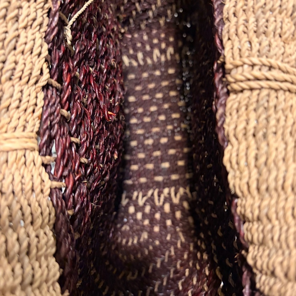 Elegant Woven Tote Bag with Wooden Handles - Picture 3 of 3